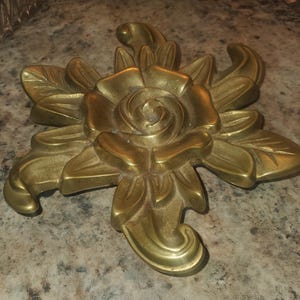 Sottopentola in ottone con motivo a rose in stile Vtg.Va Metalcrafters VMC Carter Grove, Copyright 1976.USA.