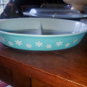 Vintage Pyrex Turquoise Snowflake 1 1/2 Quart Divided Casserole Split Dish