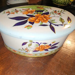 Ovale Blechdose Aqua mit orangefarbenen Blumen 6”x3” The Tin Box Company 1987