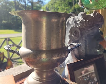 Cubitera/portabotellas de vino antigua chapada en plata, de 25,4 cm de alto y 22,9 cm de diámetro en la parte superior.
