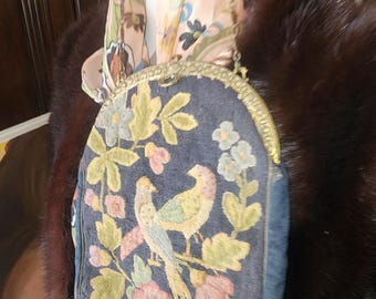 Porte-monnaie ancien en tapisserie : motif floral fait main d'oiseau, doublé de soie