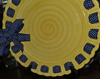 PLATOS DE TASSIE Plato redondo de cerámica amarilla de 31,75 cm (12,5") con borde de rejilla y cinta azul