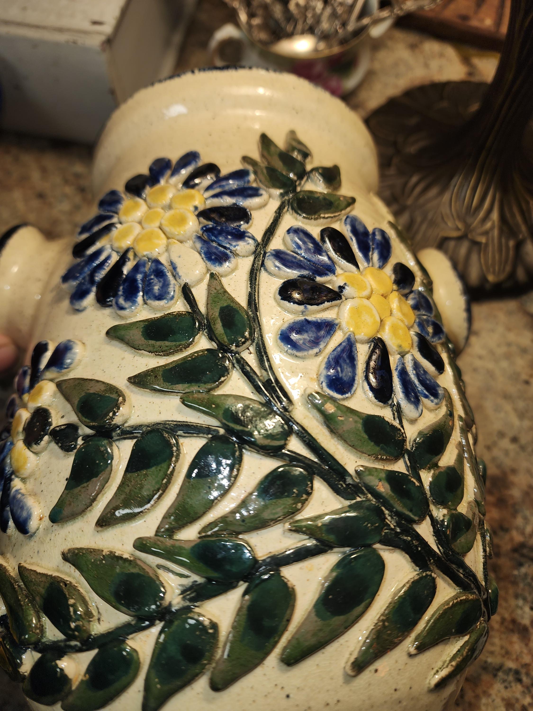 ハンドメイドスタジオ陶器の花瓶：サイン入り花柄デザイン、ブルー