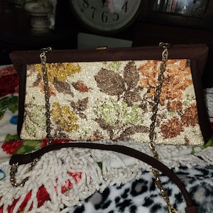 Bolso de mano grande de lana marrón de los años sesenta con cuentas de vidrio en la parte delantera