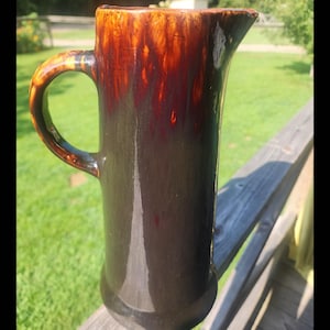 Pichet ancien en poterie à glaçure marron Rockingham, années 1920