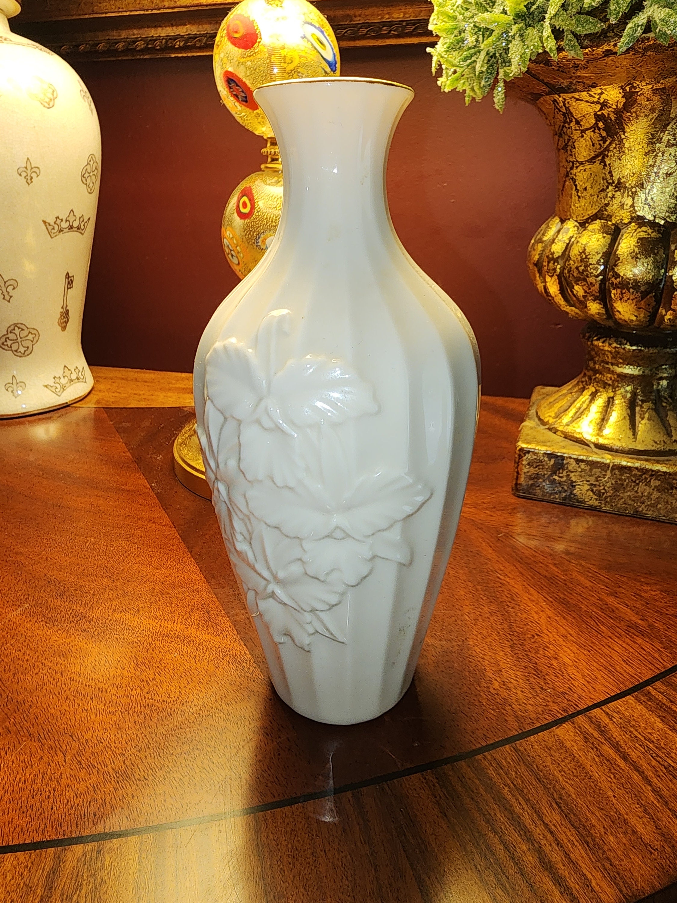 アメリカ　LENOX 製　白いセラミック花瓶 フローラルデザイン Lenox USA Orchid Collection Bud Vase 7 1/4in Gold Trim Porcelain