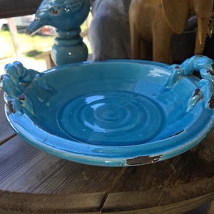 Bol de gres turquesa con asas rústicas estilo cuerda y acabado envejecido con efecto craquelado.