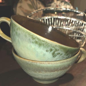 Juego de 2 piezas de cerámica con esmalte verde fundido y centro de esmalte marrón.