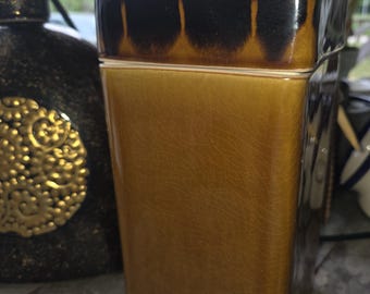 Bote de cerámica vintage tricolor con tapa y asa de latón, fabricado en Tailandia.