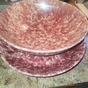 Set di 2 grandi ciotole rosa e bianche con motivo maculato, senza segni, in ottime condizioni. 12&quot; e 13&quot;