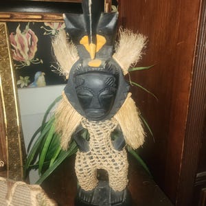 アフリカの民芸品 部族の女性像