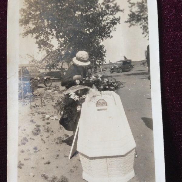 Zeldzame originele antieke foto aangrijpende Post Mortem engelachtige jongensbegraafplaats Rouw open kist doodskist begrafenisfoto