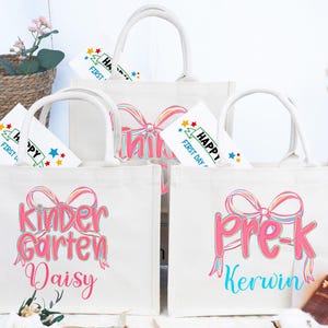 Sacs-cadeaux preppy pour la rentrée scolaire avec nom, sacs-cadeaux roses First Day School Girl, sacs-cadeaux personnalisés de la maternelle à la 5e année pour enfants