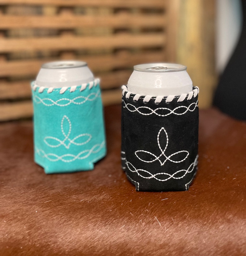 Pu&ograve; includere: Due porta-lattine, uno turchese e uno nero, ciascuno con cuciture decorative bianche. I porta-lattine hanno un bordo bianco sul bordo superiore e un motivo decorativo cucito sul davanti. Progettati per contenere una lattina standard.