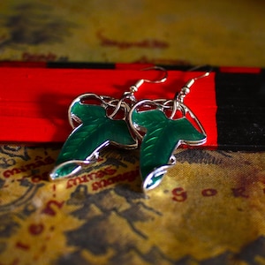 The Fellowship Earring - Massief zilveren oorbelhaak met enkele grote Fellowship-hanger.