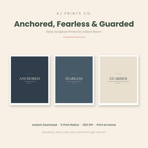 以下が含まれることがあります： Anchored、Fearless、Guardedという文字が白や濃い色のテキストで書かれた3枚の長方形のウォールアートプリント。1枚目はダークネイビー、2枚目はスレートブルー、3枚目はクリーム色です。それぞれの下部に小さな聖書のテキストが含まれています。