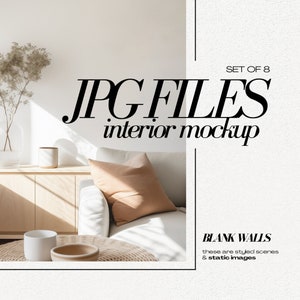 Pu&ograve; includere: Un set di 8 file JPG per mockup di design d'interni. Le immagini mostrano un divano bianco con un cuscino beige, un armadio in legno e un tavolino con una tazza e una ciotola. Il testo "JPG FILES interior mockup" e "BLANK WALLS these are styled scenes & static images" &egrave; visibile nell'immagine.