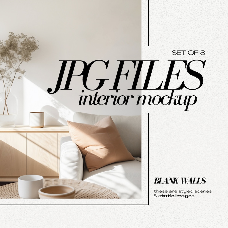 Pu&ograve; includere: Un set di 8 file JPG per mockup di design d'interni. Le immagini mostrano un divano bianco con un cuscino beige, un armadio in legno e un tavolino con una tazza e una ciotola. Il testo "JPG FILES interior mockup" e "BLANK WALLS these are styled scenes & static images" &egrave; visibile nell'immagine.