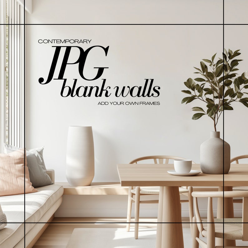 Pu&ograve; includere: Un vaso bianco con una pianta al suo interno &egrave; posto su un tavolo di legno con due sedie. Il tavolo &egrave; di fronte a un muro bianco con il testo "CONTEMPORARY JPG blank walls ADD YOUR OWN FRAMES" su di esso.