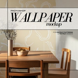 Puede incluir: Una mesa y sillas de madera se colocan contra un fondo de pantalla. El fondo de pantalla tiene una base de color crema con diseños abstractos blancos. El texto "PHOTOSHOP WALLPAPER mockup" se muestra encima de la mesa, con texto adicional debajo: "FOR REPEAT PATTERNS & TEXTILE DESIGNS."