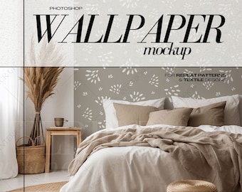 Puede incluir: Una escena de dormitorio con una cama con sábanas blancas y almohadas y mantas beiges. La pared detrás de la cama está decorada con un estampado floral. Una pequeña mesa de madera sostiene una taza. La imagen incluye el texto "Photoshop Wallpaper Mockup".