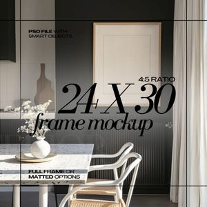 Può includere: Un mockup di cornice di 24 x 30 pollici (61 x 76 cm) con rapporto 4:5, ambientato in un interno moderno. L'immagine presenta un tavolo bianco, sedie e un vaso con fiori. Testo: "PSD FILE WITH SMART OBJECTS" e "FULL FRAME OR MATTED OPTIONS."