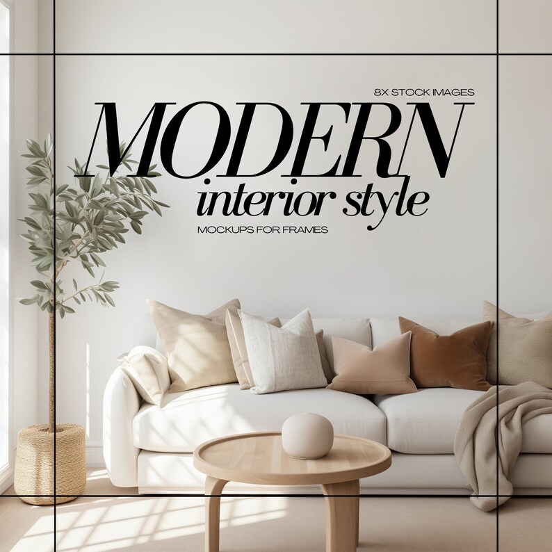 Pu&ograve; includere: Un divano bianco con cuscini beige e marroni, una coperta bianca e un tavolino da caff&egrave; in legno con una sfera bianca in cima. Il divano &egrave; davanti a un muro bianco con il testo "MODERN interior style" e "MOCKUPS FOR FRAMES" scritto su di esso. C'&egrave; un piccolo ulivo in un cesto intrecciato a sinistra del divano.