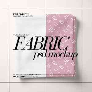 Peut inclure: Un tissu en lin rose plié avec un motif floral blanc. Le tissu est plié en trois et repose sur une surface blanche. Le texte "FABRIC psd mockup" est écrit en noir sur fond blanc. Le texte "PSD FILE WITH SMART OBJECTS" est écrit en noir sur fond blanc. Le texte "FOLDED LINEN" est écrit en noir sur fond blanc. Le texte "FOR TEXTILE & SURFACE PATTERN DESIGNERS" est écrit en noir sur fond blanc.