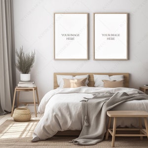 Könnte beinhalten: Schlafzimmer-Interieur mit Bett, zwei gerahmten Kunstwerken und dekorativen Elementen. Das Bett hat weiße Bettwäsche, beige Kissen und eine graue Decke. Über dem Bett hängen zwei Holzrahmen mit dem Text "YOUR IMAGE HERE".