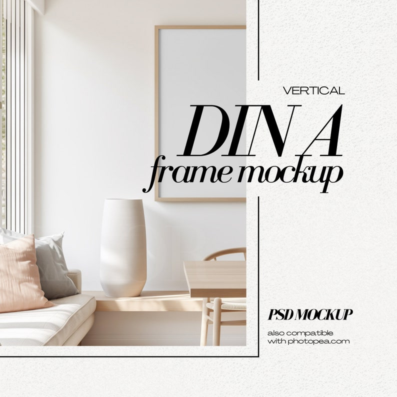 Op de afbeelding: Een witte verticale frame mockup in een moderne woonkamer setting. De frame is op een witte muur met een houten vloer. Er is een witte vaas op een houten tafel op de voorgrond. De tekst "VERTICAL DIN A frame mockup PSD MOCKUP also compatible with photopea.com" staat aan de rechterkant van de afbeelding.