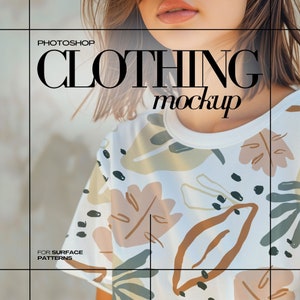 Peut inclure: Un t-shirt blanc avec un motif abstrait de feuilles brunes, beiges et vertes. Le texte "PHOTOSHOP CLOTHING mockup" est en haut de l'image.