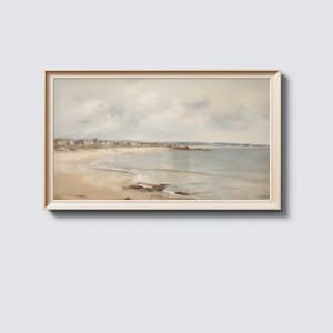 Könnte beinhalten: Ein gerahmtes Gemälde, das eine Küstenlandschaft mit einer kleinen Stadt am Ufer zeigt. Das Gemälde zeigt einen Sandstrand, ruhiges blaues Wasser und einen bewölkten Himmel.