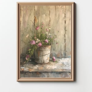Peut inclure: Une peinture représentant une nature morte rustique avec un seau en métal rempli de fleurs sauvages roses et blanches. Le seau est posé sur une surface en bois vieilli devant un mur en bois à panneaux.