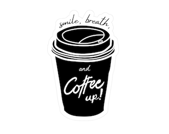 Puede incluir: Una pegatina en blanco y negro con un diseño de taza de café. La pegatina tiene las palabras "smile, breath," encima de la taza, y "and Coffee up!" escrito en la taza en una fuente cursiva. La taza tiene una tapa y un borde blanco.
