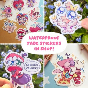 Pode incluir: Uma cole&ccedil;&atilde;o de autocolantes de vinil coloridos com personagens de desenhos animados de olhos grandes, incluindo uma pe&ccedil;a de xadrez com borboletas, uma criatura com um bal&atilde;o de fala que diz WHERE'S KINGER? e v&aacute;rias figuras com tons rosa e roxo.