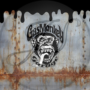 Może przedstawiać: Zardzewiałe metalowe tło z logo Gas Monkey Garage. Logo przedstawia czarno-białą ilustrację małpy z wystawionym językiem. Tło ma rustykalny, przemysłowy wygląd z nitami.