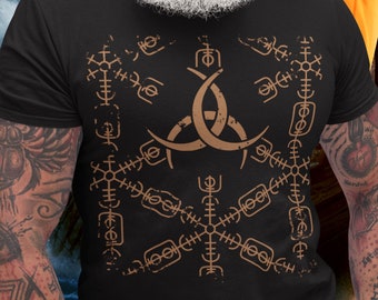 Pode incluir: Uma camiseta preta com um design gráfico marrom de um símbolo com três luas crescentes e outras formas geométricas. O símbolo é cercado por formas geométricas menores e repetitivas.