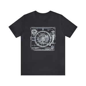 Camiseta con diseño de tocadiscos, camiseta para coleccionistas de vinilos, regalo para audiófilos del sonido analógico, camiseta con esquema de tocadiscos clásico. Dark Grey