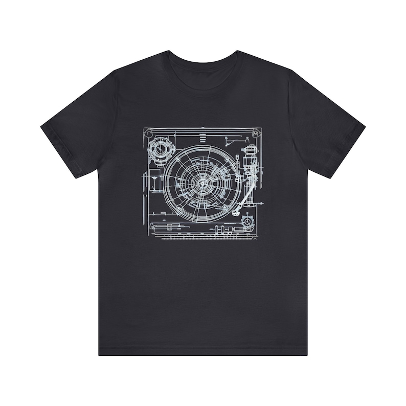 Camiseta con diseño de tocadiscos, camiseta para coleccionistas de vinilos, regalo para audiófilos del sonido analógico, camiseta con esquema de tocadiscos clásico. Dark Grey