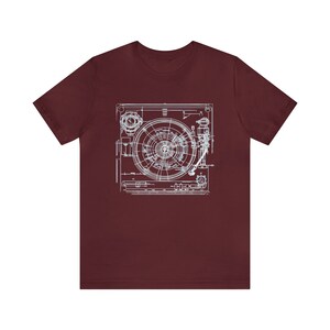 Camiseta con diseño de tocadiscos, camiseta para coleccionistas de vinilos, regalo para audiófilos del sonido analógico, camiseta con esquema de tocadiscos clásico. Maroon