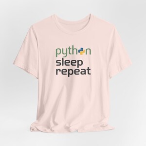 Python Schlaf Wiederholung Shirt, lustiges Programmierer T-Shirt, Python Programmierer Geschenk, Programmierer Humor Top, CS Studenten T-Shirt Soft Pink