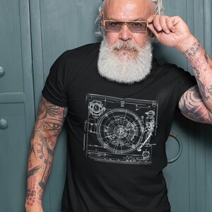 Camiseta con diseño de tocadiscos, camiseta para coleccionistas de vinilos, regalo para audiófilos del sonido analógico, camiseta con esquema de tocadiscos clásico. imagen 2