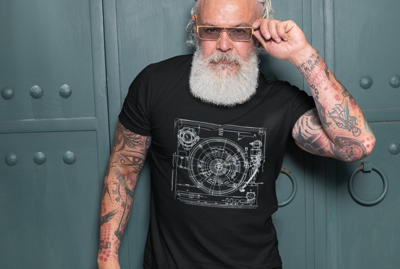 Camiseta con diseño de tocadiscos, camiseta para coleccionistas de vinilos, regalo para audiófilos del sonido analógico, camiseta con esquema de tocadiscos clásico. imagen 2