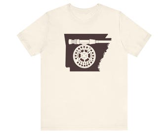 Camiseta de pesca con mosca de Arkansas / Silueta del estado de Arkansas para caña y carrete