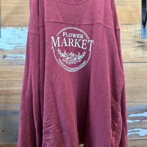 Col rond imprimé à la main avec motif de marché aux fleurs, t-shirt d&#39;occasion