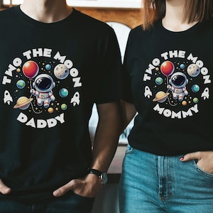 Personalisiertes Zwei Monde Geburtstags-Shirt, Passende Familien-Geburtstags-Shirts, Jungen-Weltraum-Geburtstagsfeier, Zwei Der Mond-Kleinkind-T-Shirt, Jungen-T-Shirt
