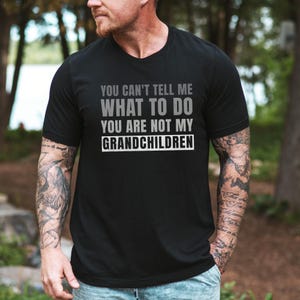 Puede incluir: Camiseta negra con un gráfico blanco que dice "You can't tell me what to do you are not my grandchildren".