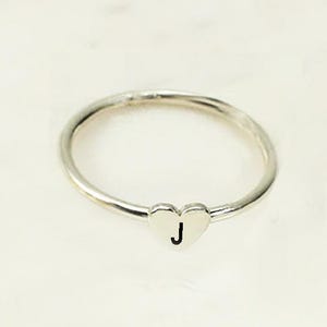 Anillo con inicial en forma de corazón, regalo de amor, anillo apilable, anillo con letra de corazón, regalo para ella/él, anillo minimalista - Plata de ley 925