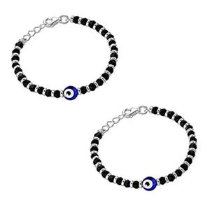 Op de afbeelding: Twee zwarte kralenarmbanden met zilveren sluitingen en blauwe boze oog bedels.