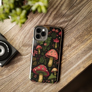Pilz und Blumen iPhone Hüllen, Blumendruck, iPhone Hülle mit Blumendruck, Botanische iPhone Hüllen, Cottagecore iPhone Hülle, Niedliche iPhone Hüllen Bild 7